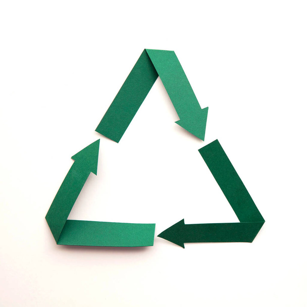 Recycling symbol made from green folded paper - Foto, Bild
