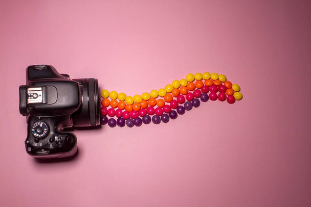 fotoğraf makinesi ve çok renkli şeker yetenekleri, konsept fotoğraf - Fotoğraf, Görsel