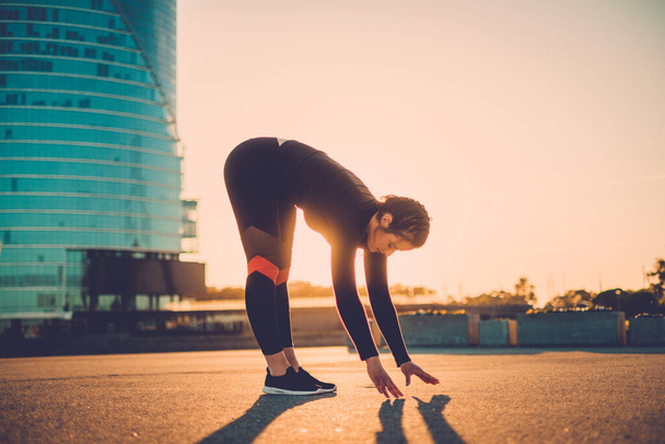 Corpo positivo mulher fazendo exercício de fitness ao ar livre
. - Foto, Imagem