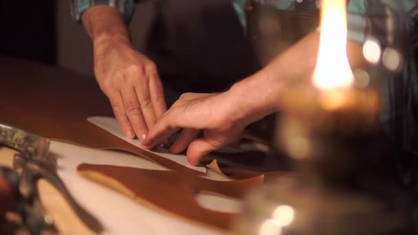 Zapatero hombre trabajando con cuero usando herramientas de bricolaje artesanales - Imágenes, Vídeo