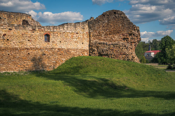 Die Ruinen der königlichen Burg aus dem 14. Jahrhundert in Inowlodz, Lodzkie, Polen - Foto, Bild
