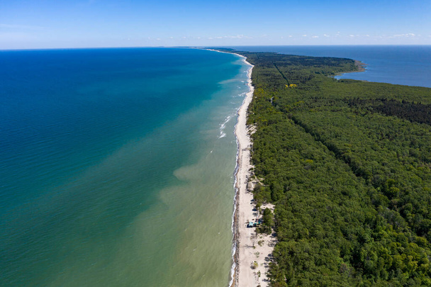 Beautiful view from above of the Curonian spit national Park. On the right - the blue Baltic sea, on the left-the Curonian lagoon. A sandy strip of beach stretches away into the distance. - Foto, immagini