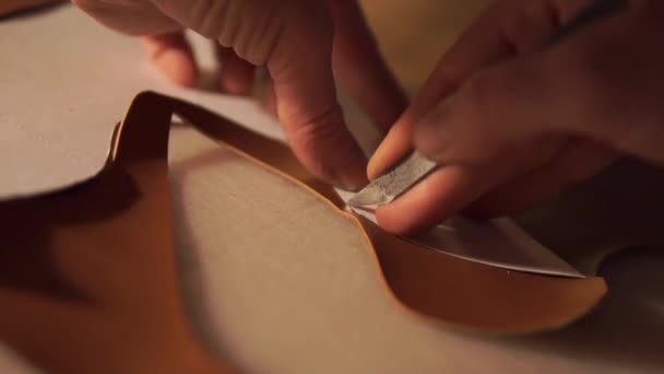 Schoenmaker man werken met leer met behulp van crafting DIY tools. - Video