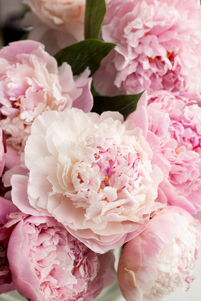 ピンク色の牡丹の美しい花束。美しい新鮮なカット花束。花配達 - 写真・画像
