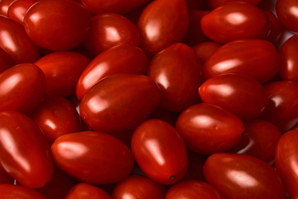 Πολλές όμορφες ώριμες κόκκινες ντομάτες - Φωτογραφία, εικόνα