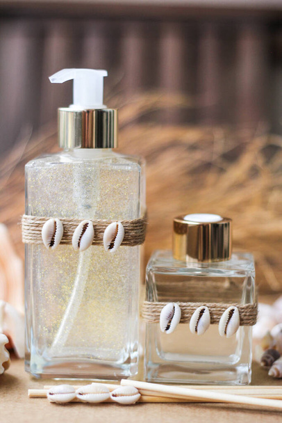 Aromatische luchtverfrisser en zeep in een transparante glazen fles met schelpdecoratie - Foto, afbeelding