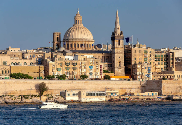 Valletta. A Szent Pál katedrális épülete egy napsütéses napon. - Fotó, kép