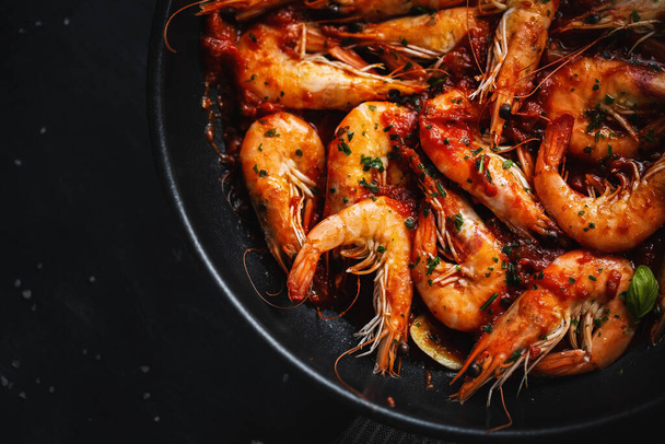 Fried shrimps with sauce on pan. Closeup.  - Valokuva, kuva