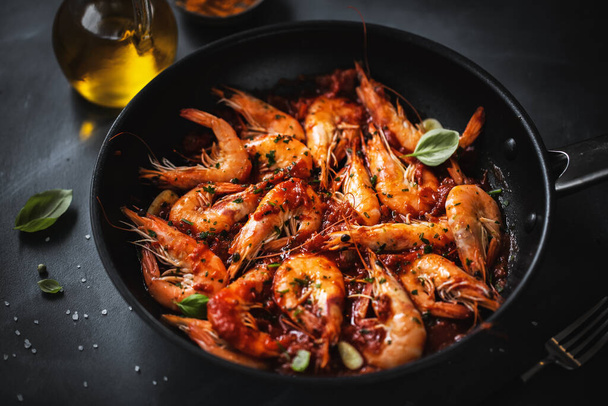 Fried shrimps with sauce on pan. Closeup.  - Foto, Imagem