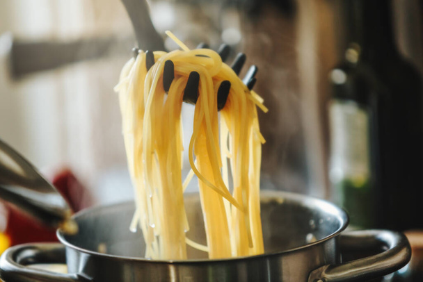 Closeup of boiling spaghetti pasta in pot.  - Foto, afbeelding