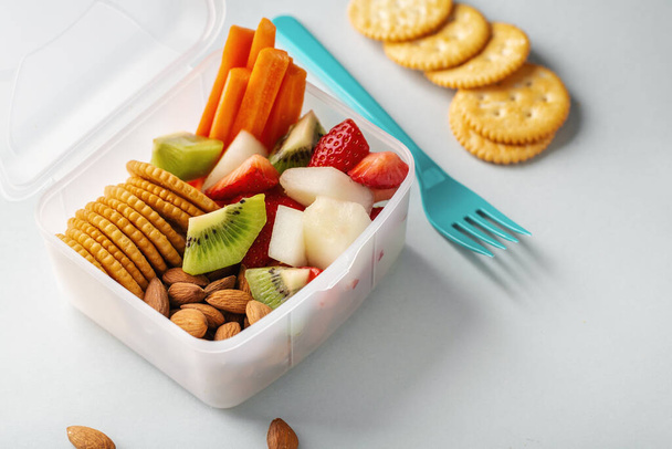 Lunch to go with fruits and vegetables in box. Closeup.  - Foto, imagen