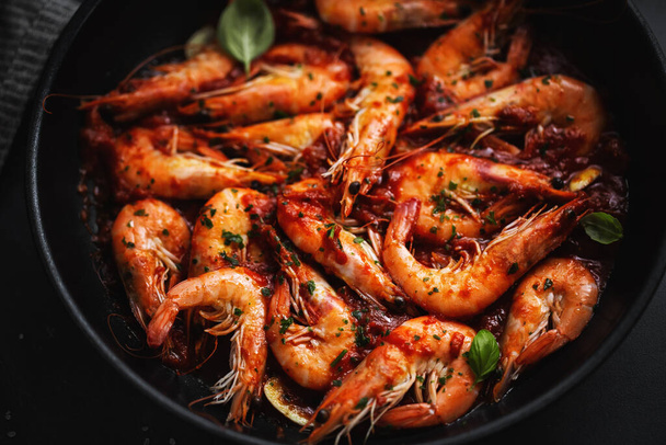 Fried shrimps with sauce on pan. Closeup.  - Foto, afbeelding