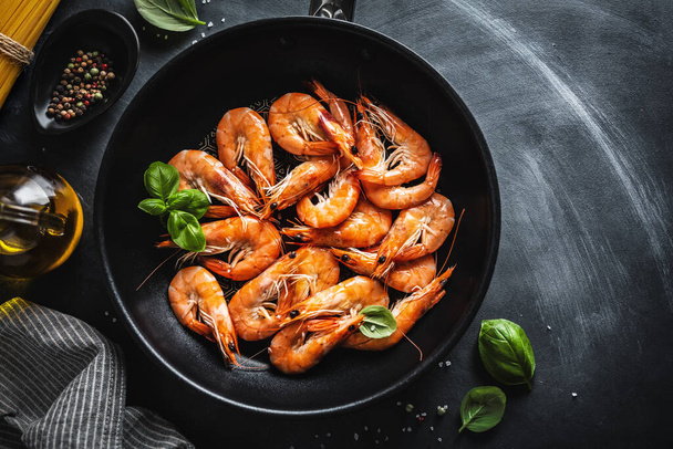 Fried shrimps with sauce on pan. Closeup.  - Zdjęcie, obraz