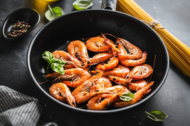 Fried shrimps with sauce on pan. Closeup.  - Foto, afbeelding