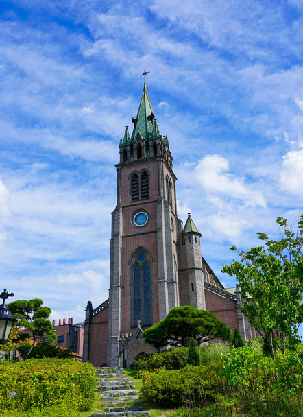 Seúl, República de Corea - Julio 2019: Catedral Católica de Myeongdong, comunidad de la Iglesia Católica Romana en Corea
. - Foto, Imagen