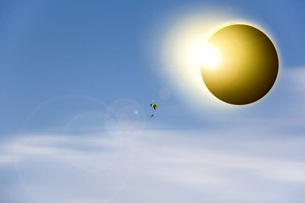 Zatmění slunce jasné podívané, nebeské tělo pozadí. Paraplan letí při západu slunce - Fotografie, Obrázek