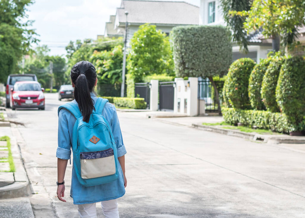 Takaisin kouluun kuukausi, koulutuskonsepti onnellinen aasialainen lapsi opiskelijoiden elämäntapa kävellä kouluun liikenteen turvallisuus tietoisuus - Valokuva, kuva