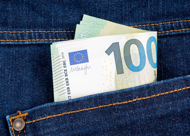 Eurobankbiljetten in de zakken van jeans broeken - Foto, afbeelding