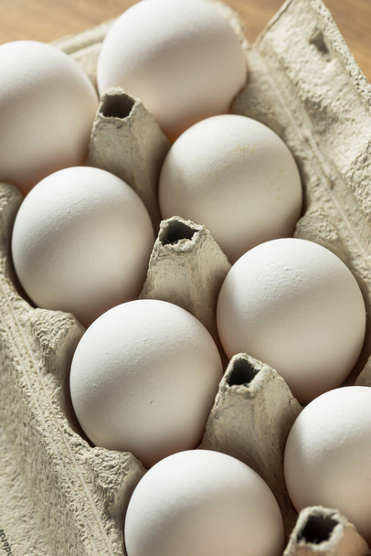 Surowe organiczne białe jaja gotowe do gotowania - Zdjęcie, obraz
