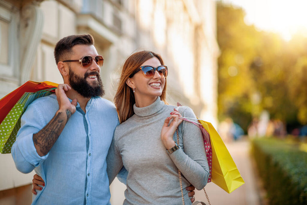 Porträt eines Paares mit Einkaufstüten. Glückliches Paar beim Einkaufen in der Stadt. - Foto, Bild