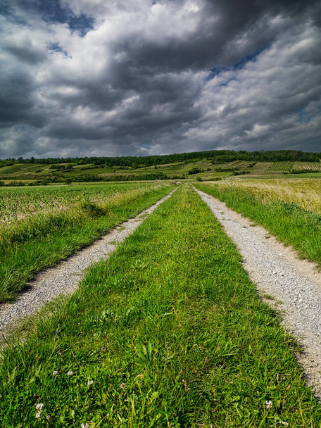 Rolnictwo Country Road, piękny krajobraz z niebem i chmurami - Zdjęcie, obraz