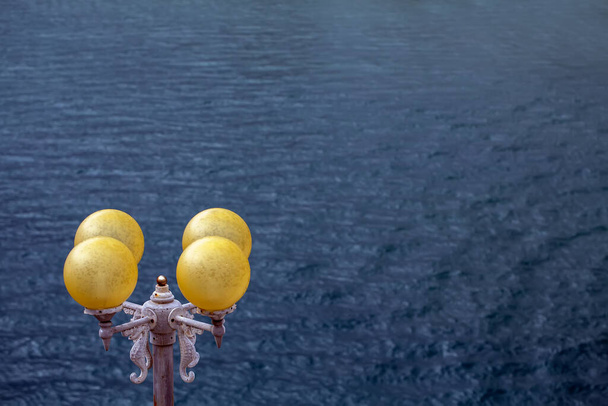 lanterne jaune sur fond de mer bleue
 - Photo, image