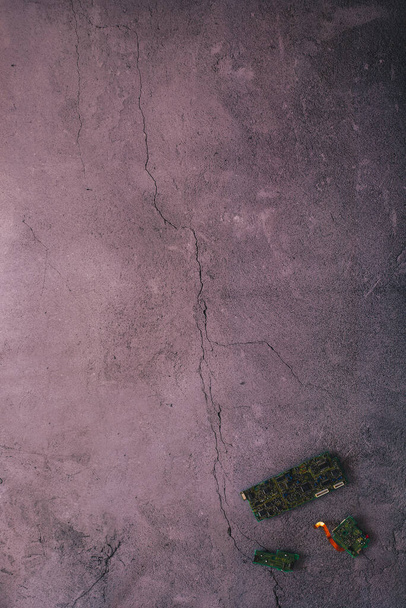 Плоская укладка материнских плат на треснутом бетонном фоне с большим количеством места для копирования
 - Фото, изображение