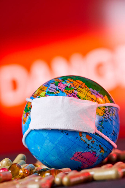  Chirurgická maska a model Globe. Coronavirus Concept. - Fotografie, Obrázek