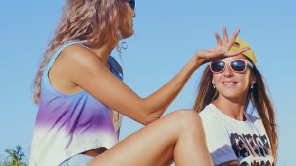 Zwei schöne junge Mädchen haben Spaß im Freien. Glücklich lächelndes Freundespaar lacht im Park - Filmmaterial, Video
