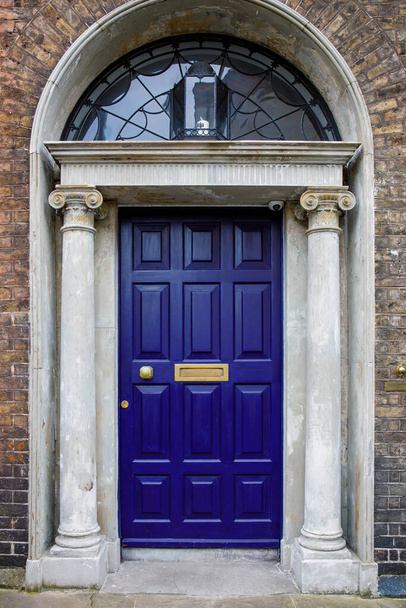 Barevné georgiánské dveře v Dublinu, Irsko. Historické dveře v různých barvách namalované na protest proti anglické King George právní vládu nad městem Dublin v Irsku - Fotografie, Obrázek
