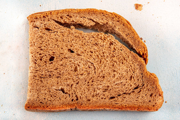 Листяний (молодий) хліб. Хліб з цвіллю (потрібна, вологість, цвіль). Вирощування хліба та вилов хліба
. - Фото, зображення
