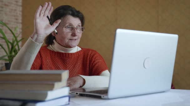 kształcenie na odległość, starsza kobieta w okularach do widzenia wykorzystuje nowoczesną technologię trening online za pośrednictwem połączenia wideo - Materiał filmowy, wideo