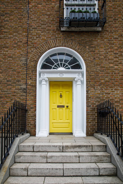 Barevné georgiánské dveře v Dublinu, Irsko. Historické dveře v různých barvách namalované na protest proti anglické King George právní vládu nad městem Dublin v Irsku - Fotografie, Obrázek