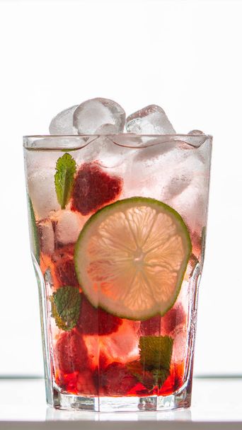 Mojito raspberry cocktail. Closeup isolated on white background. - Foto, imagen