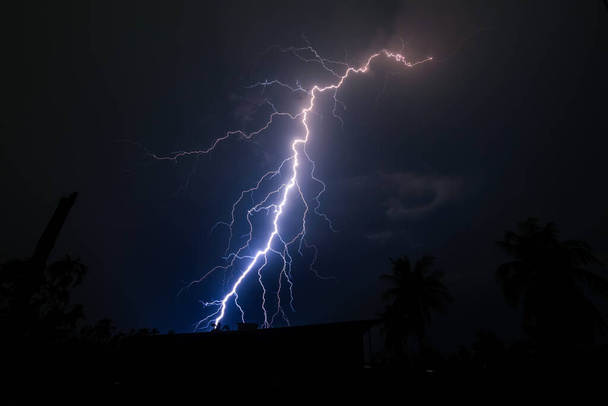 Tormenta eléctrica golpea el cielo brillante
 - Foto, Imagen