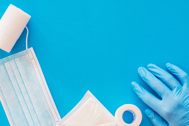 Colocação plana de vários suprimentos médicos contra um fundo azul com muito espaço de cópia
 - Foto, Imagem