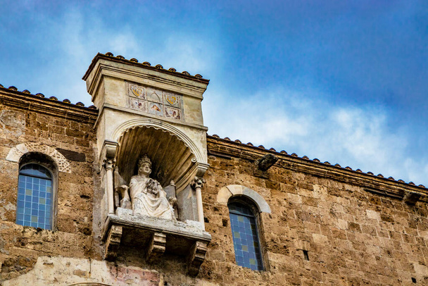 Kathedraal Basiliek van Santa Maria Annunziata, Piazza Innocenzo III. Niche met het standbeeld van paus Bonifatius VIII, gezeten en gezegend, op het terras van de kathedraal. Anagni, Frosinone, Italië. - Foto, afbeelding