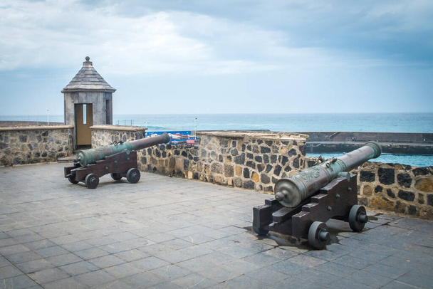 Oude kanonnen op bakstenen fort op de Canarische eilanden, Spanje   - Foto, afbeelding