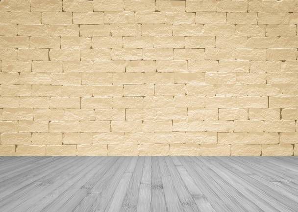 Grunge-Backsteinwand in hellgelb beige gestrichen mit Holzboden in grau für Innenhintergründe   - Foto, Bild