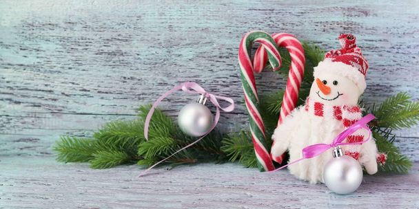 Веселого Різдва, іграшковий сніговик, кульки, ялинкові гілки на дерев'яному тлі, вітаю з зимовими сезонними святами, банер
 - Фото, зображення