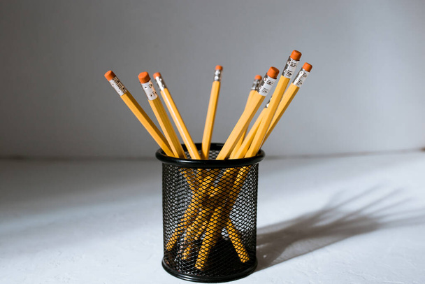 pomarańczowe ołówki na jasnym tle, ołówek graficzny, szkło na ołówki - Zdjęcie, obraz