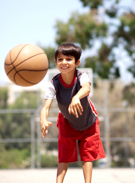 fiatal fiú elhaladó kosárlabda - Fotó, kép