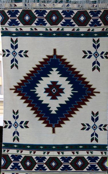 Handgeweven tapijt met etnisch en folkpatroon - Foto, afbeelding