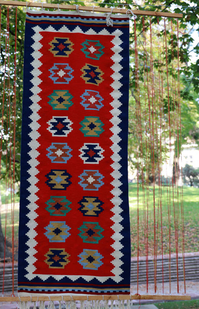 Tapete tecido à mão com padrão étnico e popular
 - Foto, Imagem