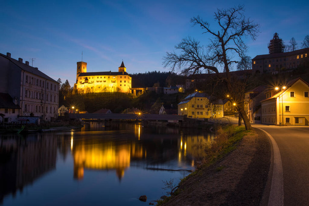 Nachtaufnahme der wunderschönen Burg Rozmberk in der Tschechischen Republik.  - Foto, Bild