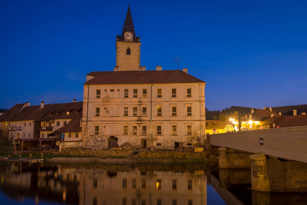 Foto noturna do maravilhoso castelo Rozmberk na República Tcheca.  - Foto, Imagem