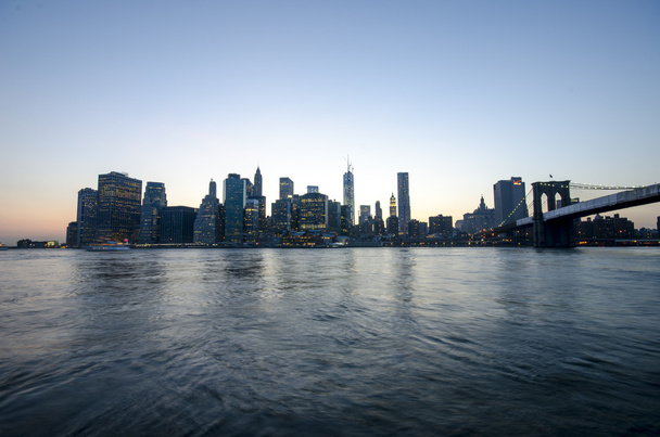Ciudad de Nueva York. El horizonte de Manhattan y el puente de Brooklyn. Estados Unidos. Escena urbana nocturna
. - Foto, Imagen