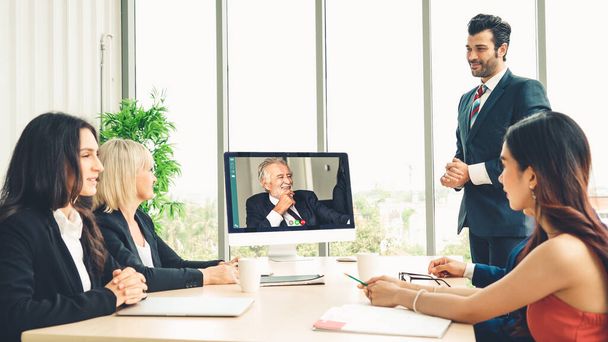 Wideodomofony biznesowe spotykają się w wirtualnym miejscu pracy lub zdalnym biurze. Telepraca połączenie konferencyjne za pomocą inteligentnych technologii wideo do komunikacji kolegi w profesjonalnym biznesie korporacyjnym. - Zdjęcie, obraz