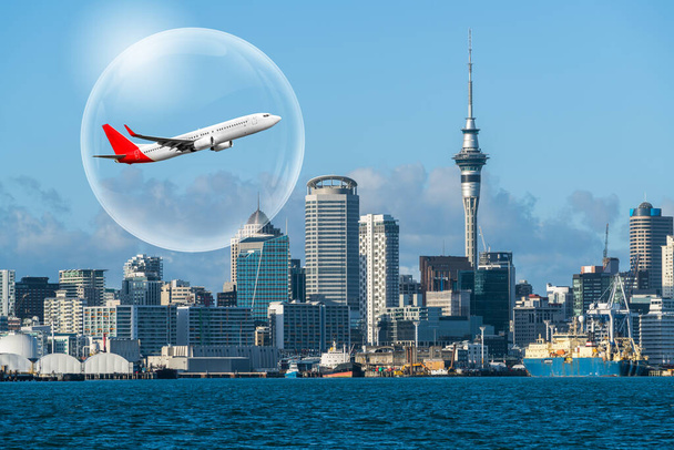 Концепция пузыря путешествия - Самолет, путешествующий в пузыре, представляющий международный проект пузырь путешествия, чтобы возродить туризм и гостиничную индустрию среди стран, которые показывают хороший контроль над ковид 19 распространение
. - Фото, изображение
