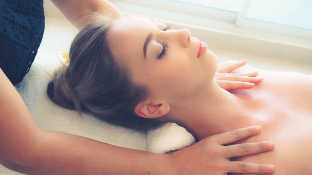 Donna rilassata ottenere massaggio alle spalle in spa di lusso da un massaggiatore professionista. Benessere, guarigione e relax. - Foto, immagini